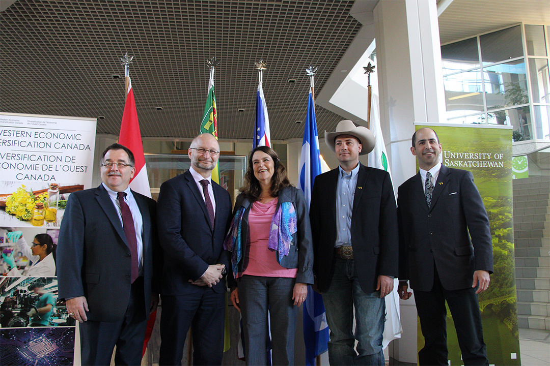 L to R: Doug Freeman (Dean, WCVM), David Lametti (Parliamentary Secretary to the Minister of Innovation, Science and Economic Development), Mary Buhr (Dean, College of Agriculture and Bioresources), Ryan Beierbach (Chair, Saskatchewan Cattlemen’s Association) and Ryder Lee (CEO, Saskatchewan Cattlemen’s Association). Photo: Kyrsten Stringer.